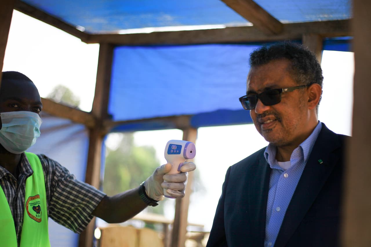 Esta muerte, dijo Tedros, genera un "cambio potencial" en la situación. Eso porque la ciudad de Goma es considerada como una "puerta de entrada" a la región de los Grandes Lagos de África y al mundo en general. El paciente que falleció en Goma era un predicador evangélico que había viajado desde la ciudad hasta Butembo, uno de los poblados más afectados por el virus. La agencia AFP explica que se conoció que esta persona
<b>había tocado a varios enfermos y había ocultado su identidad para eludir los controles sanitarios de detección de ébola mientras se dirigía a Goma.</b>