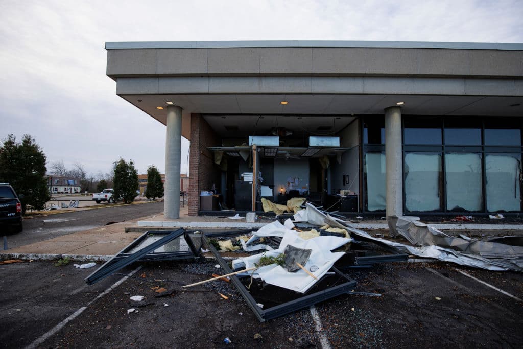 El ayuntamiento y la policía de Mayfield también sufrieron daños.