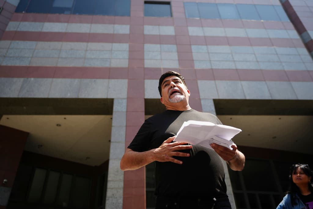 Se le cortó la voz del sentimiento cuando contó el caso de
<b> José Carlos Orellana, un salvadoreño</b> arrestado cuya mayor tristeza "es por su hija", quien no se dormía si él no le echaba la bendición.