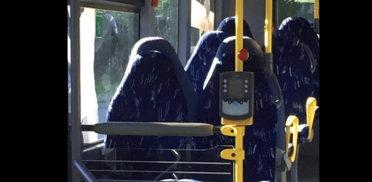 El ridículo de un grupo racista: confunden estos asientos vacíos de un bus con mujeres con burka 