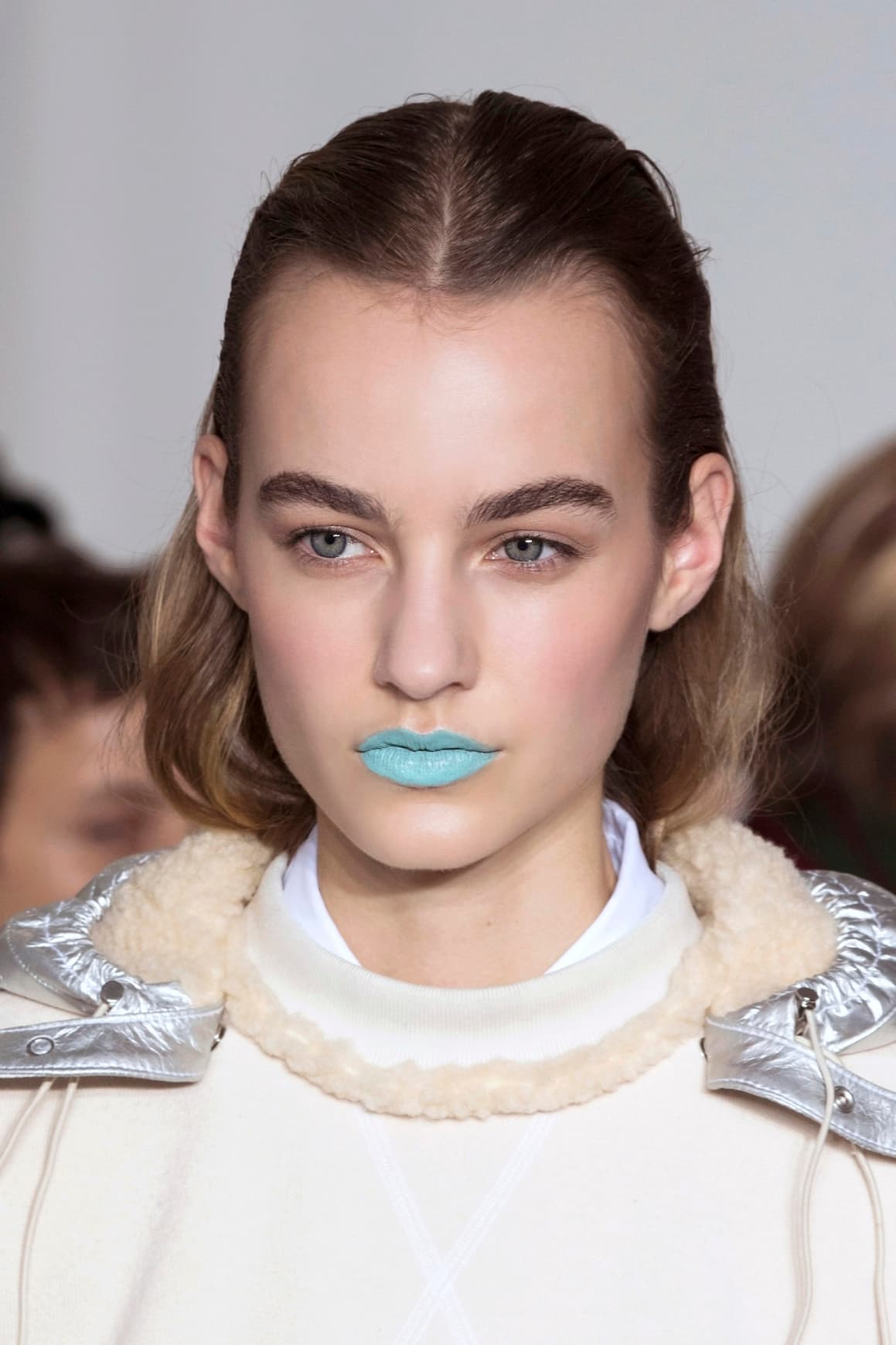 <b>Labios verde acqua.</b> Esta propuesta de maquillaje es para las amantes del color más arriesgadas. Las que están cansadas de los lipsticks en tonos nude y rojos. Si te atreves a llevar este color
<a href="http://www.sephora.com/flash-color-palette-multi-use-cream-color-palette-P219411?skuId=1087972&icid2=products%20grid%3Ap219411">verde acqua</a> de lipstick te recomendamos que el resto del maquillaje sea muy ligero y que enfatices tus cejas para crear un poco de contraste.
<br>