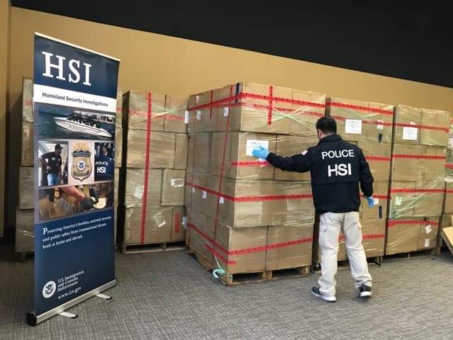 De acuerdo con un comunicado de prensa, agentes federales interceptaron un envío en el Aeropuerto Internacional Sky Harbor de Phoenix. En el cargamento encontraron cajas que contenían lo que parecían ser máscaras 3M N95.Después de examinar las máscaras, determinaron que las máscaras eran falsas,
<br>
