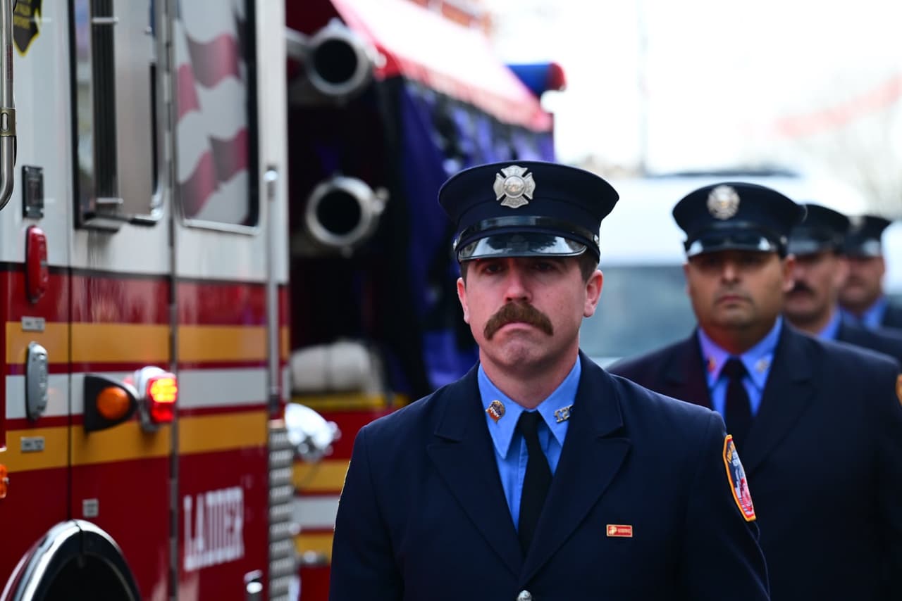 El féretro, cubierto con la bandera estadounidense, 
<b>fue llevado en un camión de la Compañía 120,</b> unidad en la que Brady sirvió en los últimos años. Compañeros, familiares y vecinos formaron una procesión silenciosa que avanzó por calles teñidas de azul y rojo en señal de respeto.