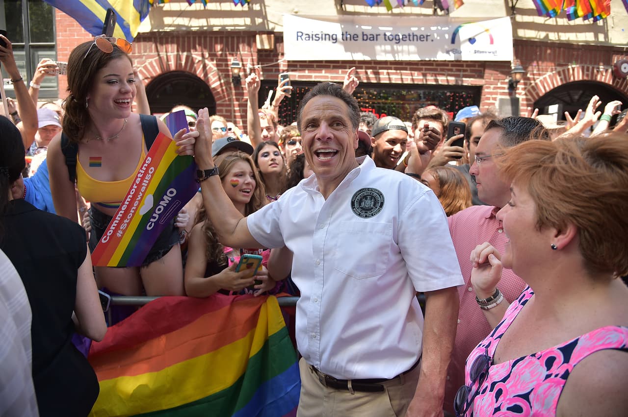 El gobernador de Nueva York Andrew Cuomo asiste a la Marcha del Orgullo