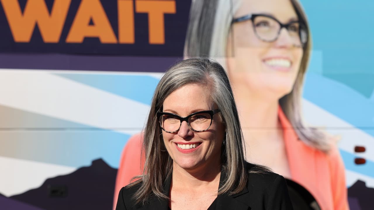 La demócrata Katie Hobbs gana elección para gobernadora de Arizona: AP