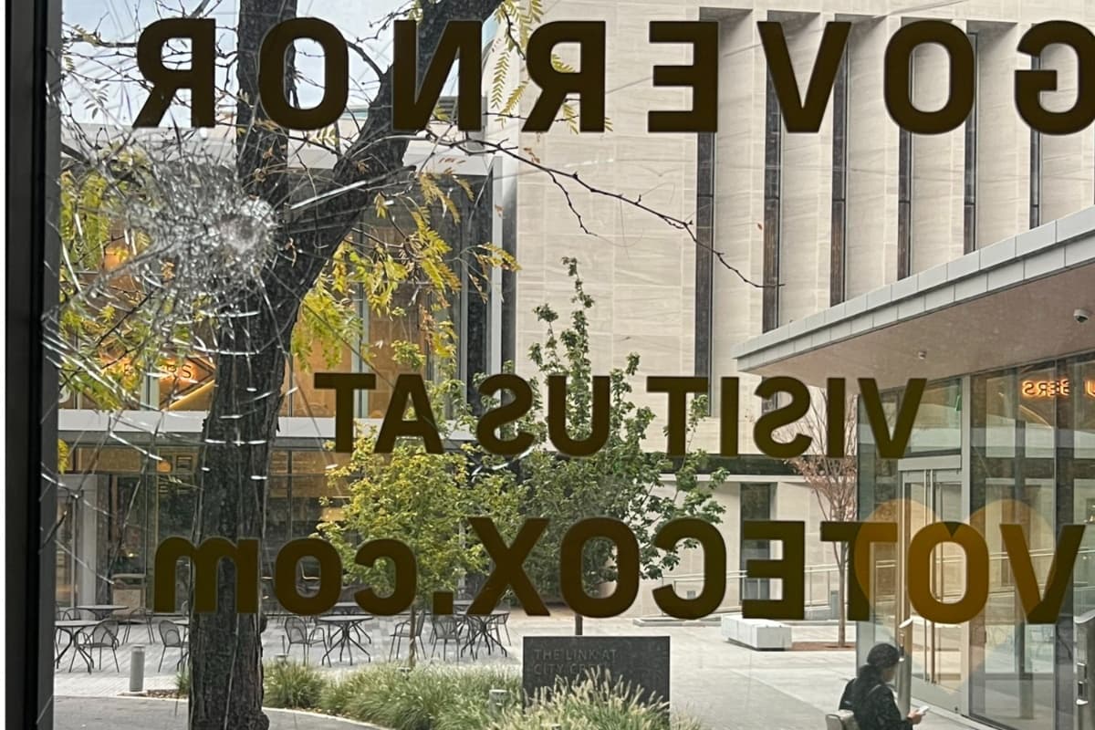 La policía dijo que el hombre arrojó una piedra a través de la puerta principal. No saben si realmente quería robar o solo deseaba destruír la propiedad.