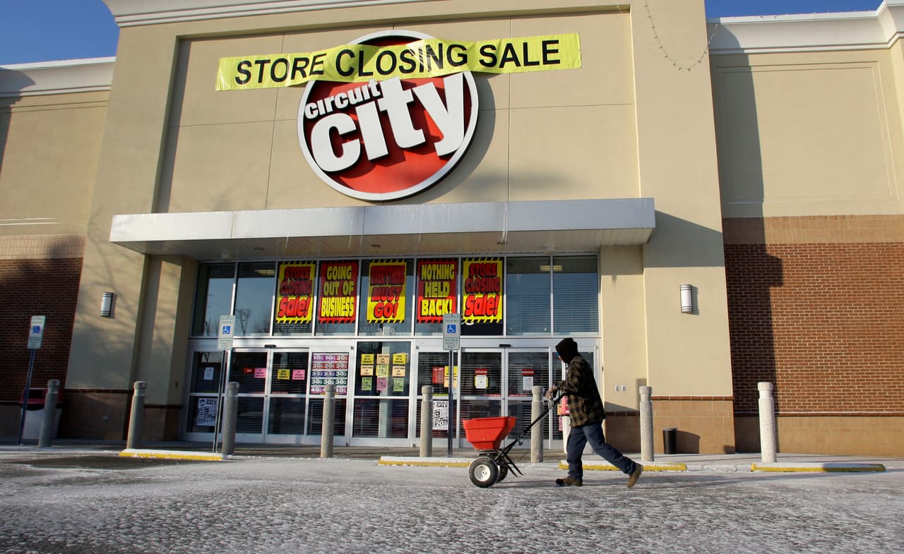 <b>Circuit City.</b> Fundada en los años 40, Circuit City supo ser líder en venta de electrónicos. En noviembre de 2008, anunció que cerraría 155 espacios y despediría a buena parte de su personal. Luego solicitó la quiebra. Tras varias transacciones fallidas para buscar comprador, finalmente
<a href="https://www.cbsnews.com/news/eight-reasons-why-circuit-city-went-bankrupt/">cerró todas sus tiendas </a>en marzo de 2009. Sin embargo este año
<a href="https://www.cnbc.com/2018/01/09/circuit-city-to-relaunch-online-next-month-with-stores-on-the-horizon.html">se relanzó online</a>.