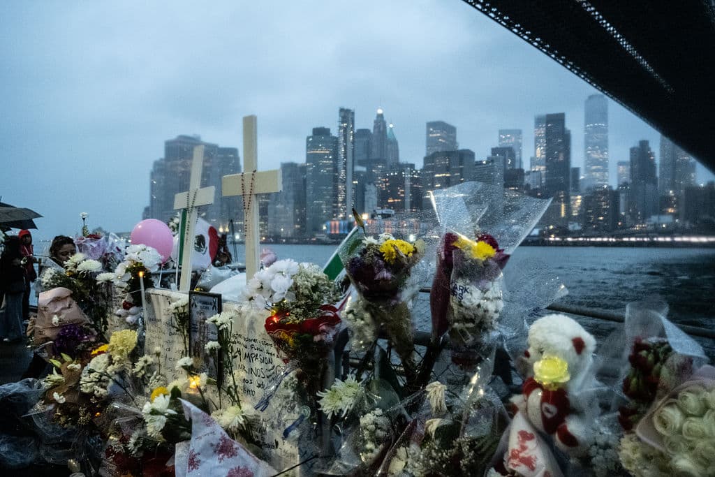 Decenas de personas se congregaron en la emotiva vigilia en el puente de Brooklyn para honrar la memoria de los dos cadetes fallecidos en el accidente del Buque Escuela Cuauhtémoc.