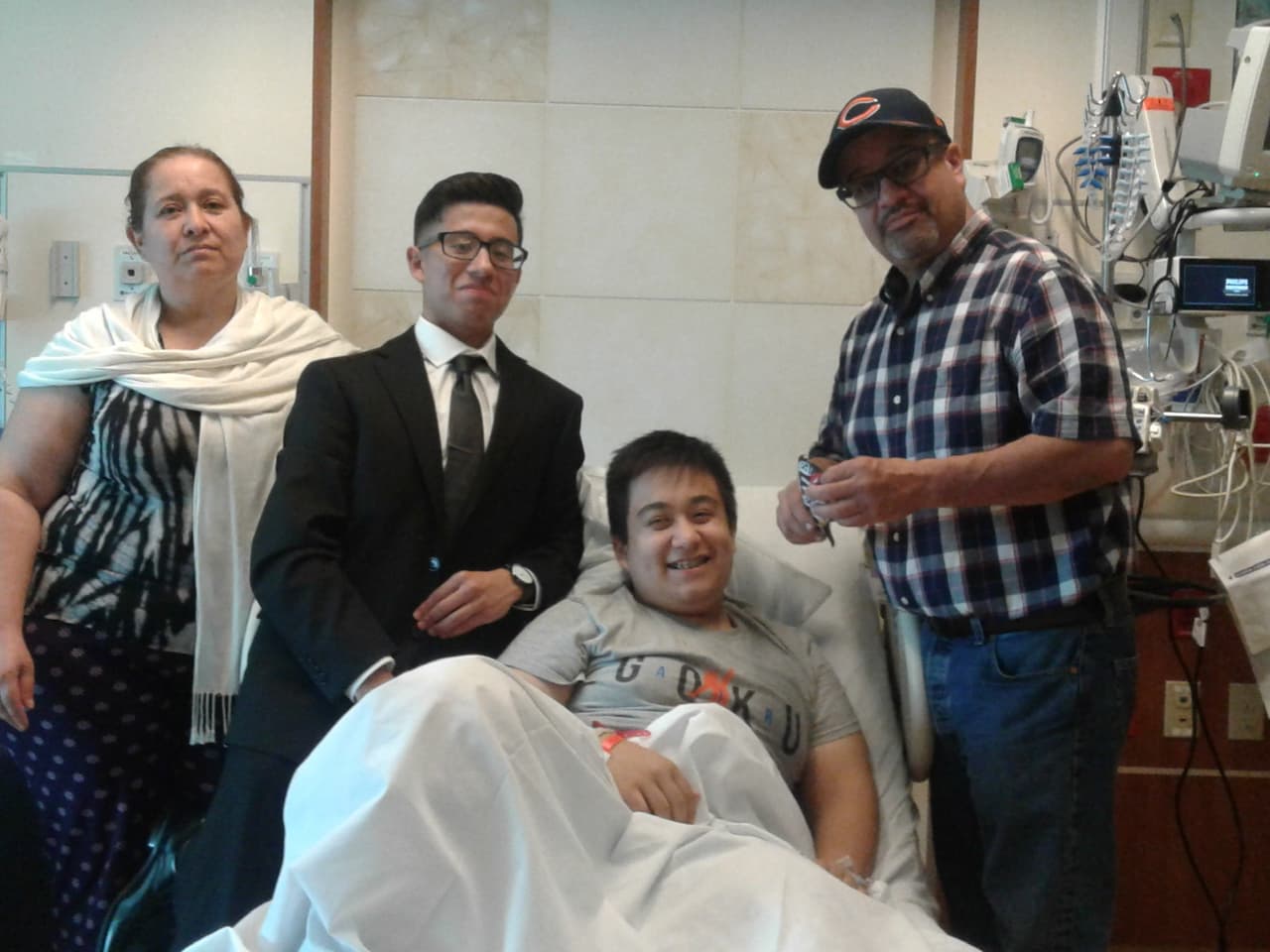 Un estudiante latino obtiene una beca universitaria completa pese a sus serios problemas de salud