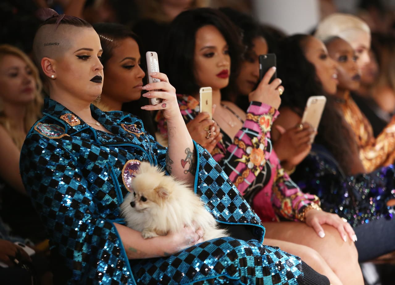 Kelly, Christina Milian y Dascha muy pendientes del desfile de The Blonds, captando sus looks favoritos con sus teléfonos. ¿Cuáles les habrán gustado más?