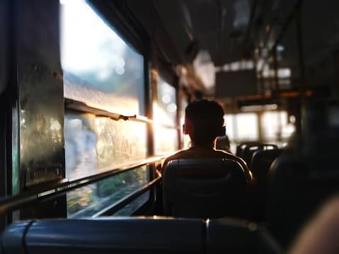 Transporte públicoTambién se requieren máscaras en el transporte público debido a una orden de los CDC emitida el 29 de enero.El 29 de enero, los CDC emitieron una orden que exige que los viajeros y operadores usen máscaras en el transporte público, incluidos aviones, metro, autobuses y viajes compartidos.