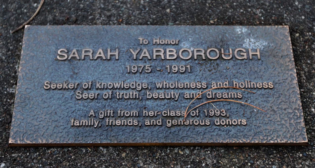 La placa conmemorativa frente a Federal Way High School en Federal Way, Washington, dedicada a la memoria de Sarah Yarborough, asesinada el 14 de diciembre de 1991.