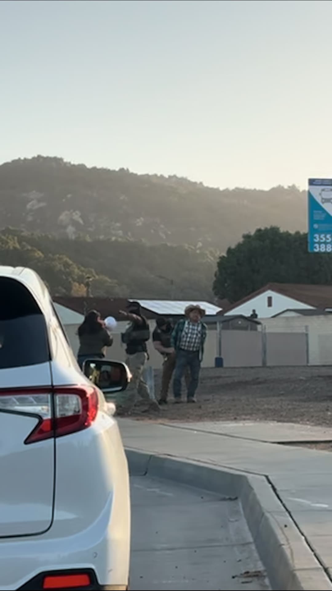 Agentes de ICE detienen a un hombre en una parada de autobús en Escondido, California
