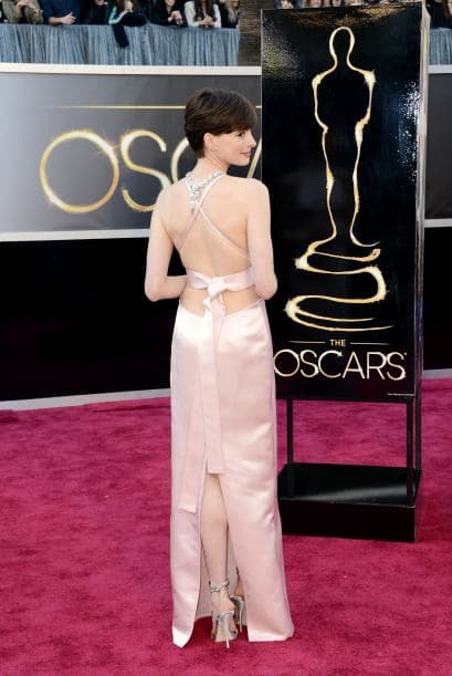 Te sacarás un 10 con un escote hasta al coxis, y que esté adornado con un cintillo a la altura de la cintura.