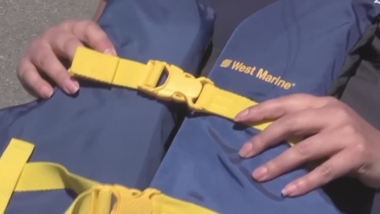 ¿Qué medidas de seguridad debes tener en cuenta cuando navegas por un río de California?