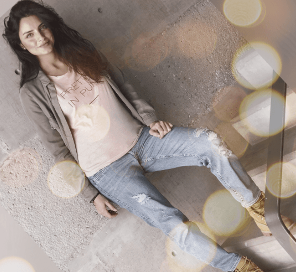 "Ahora de un tiempo para acá se ha vuelto una etapa de mucha conexión con est@ bebé, reflexión y aún más amor con la gente que me rodea... Demasiado agradecida y feliz de tener al esposo más paciente y amoroso del mundo, Mauricio Ochmann 😍😂".