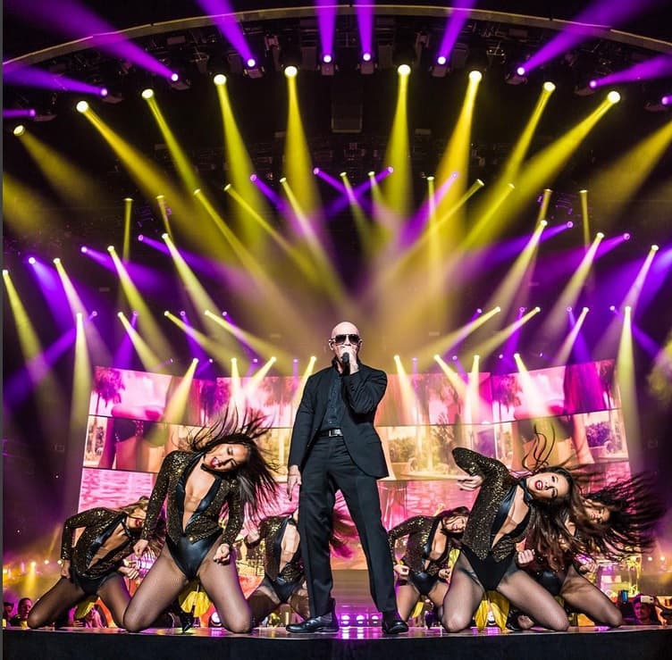 Pitbull se compromete con la educación 