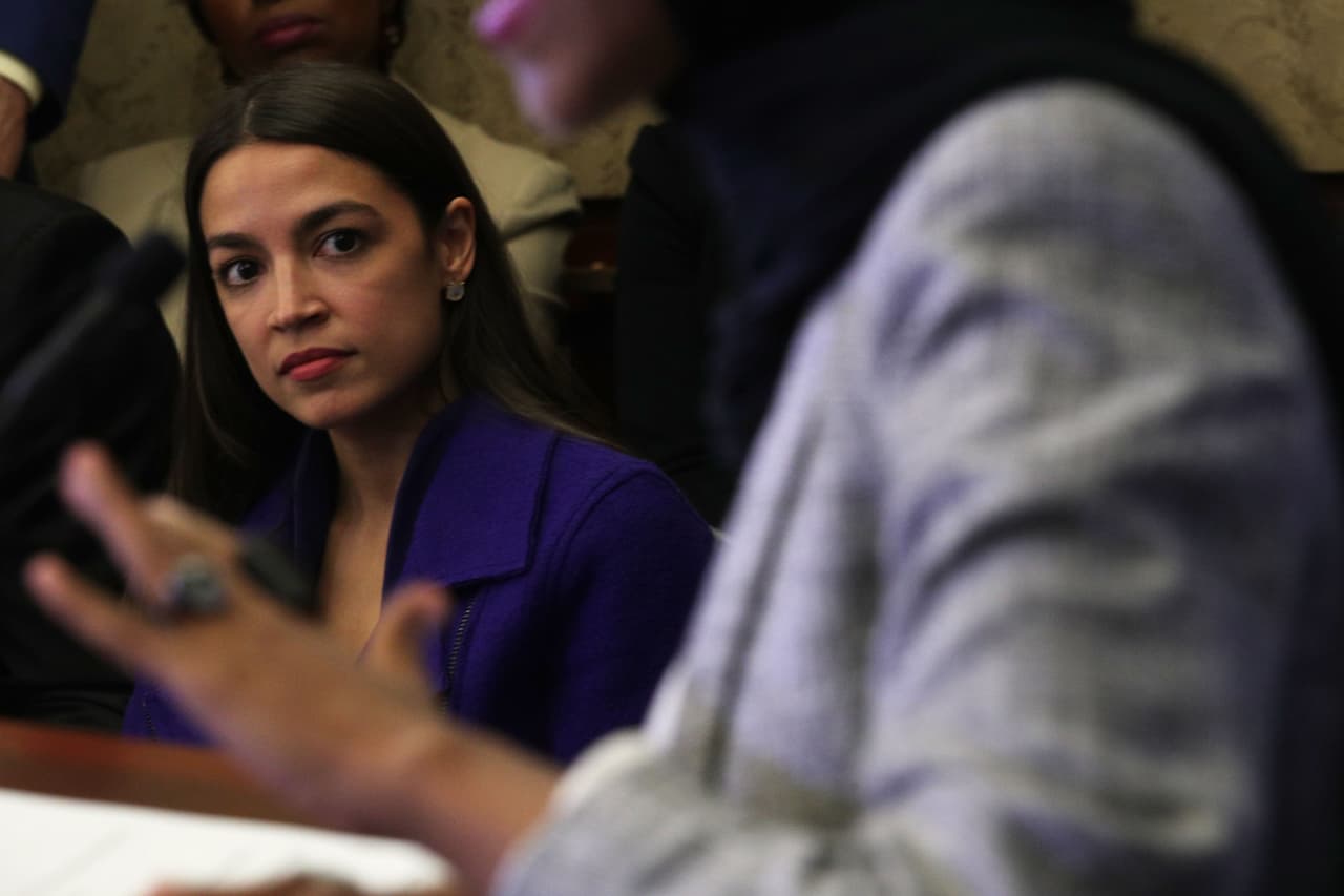 Alexandria Ocasio-Cortez está en medio de una tormenta política tras llamar a los centros para inmigrantes "campos de concentración"