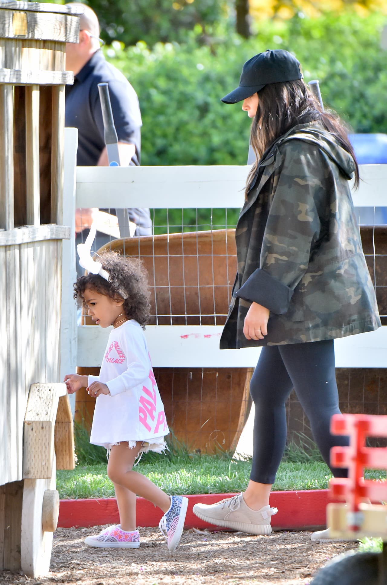 La Kardashian llevó a las pequeñas a realizar la tradicional búsqueda de huevos en una granja.