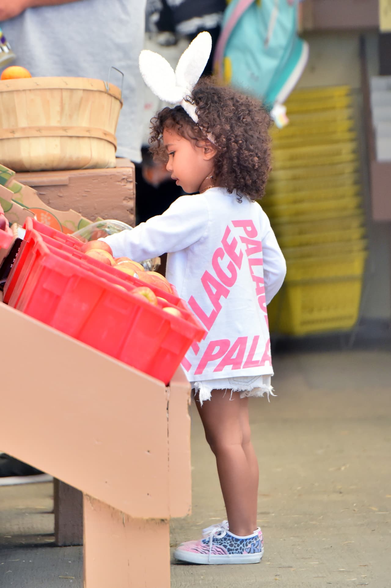 La peque muy concentrada eligiendo sus verduritas.