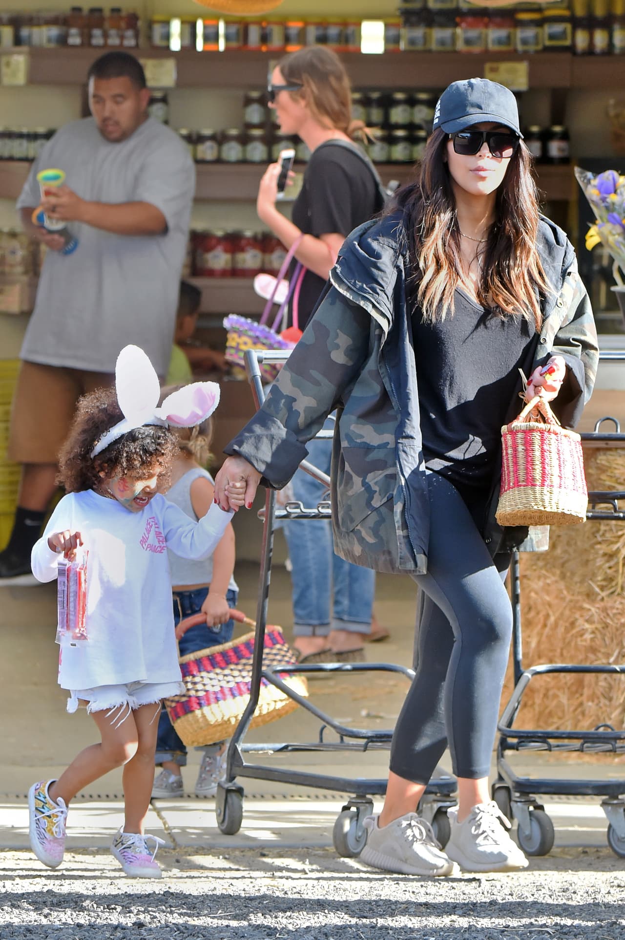 Nori se puso una lindas orejitas de conejita.