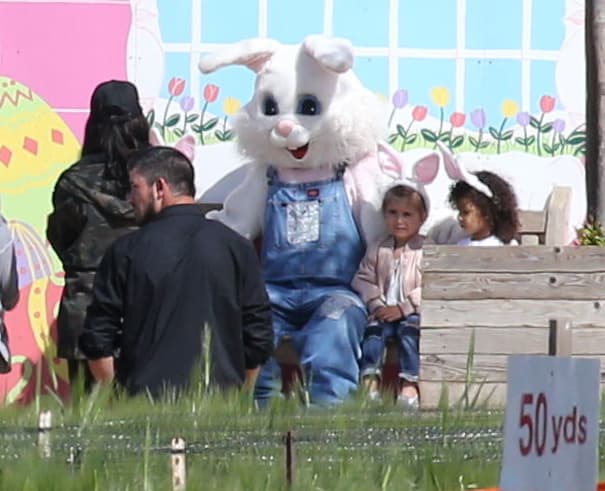 Se tomaron la foto del recuerdo con un enorme conejo.