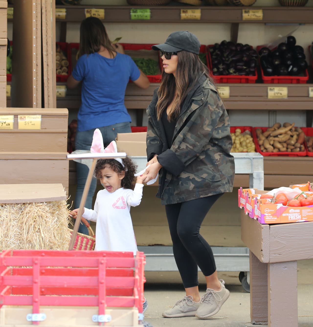 North la traía corriendo de un lado a otro.