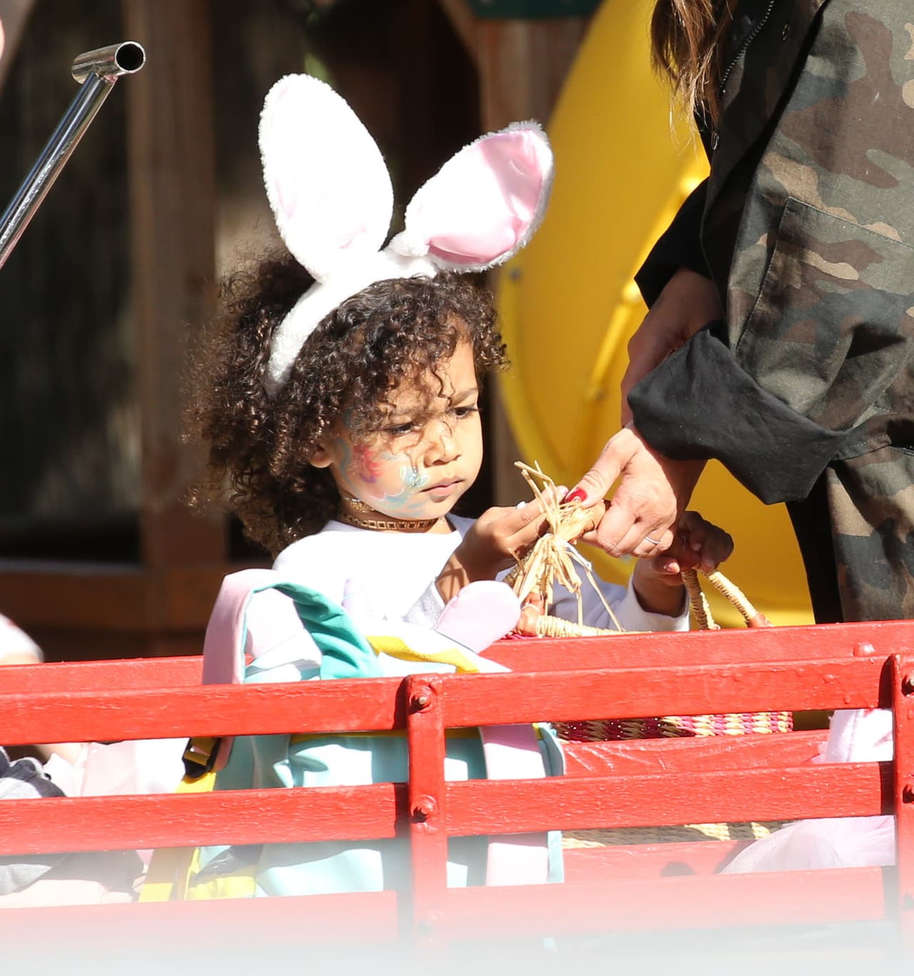 A la nena también le pintaron el rostro.