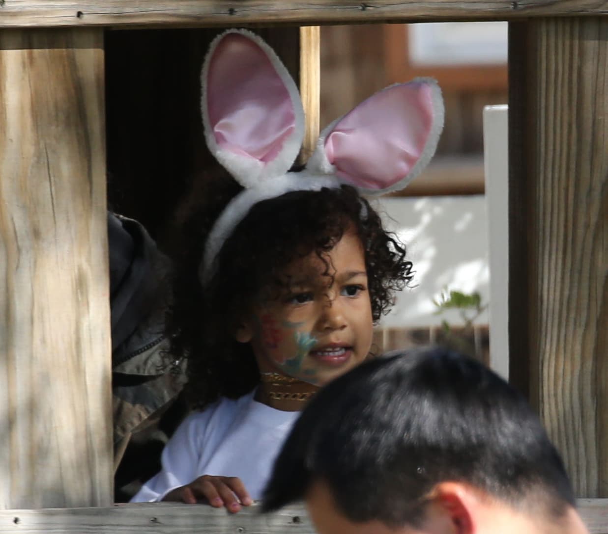 Ya queremos ver a North jugando con su hermanito.