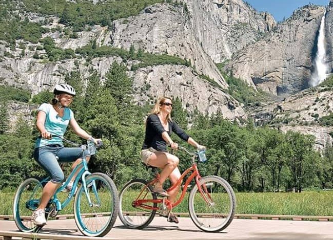 Puedes alquilar una bicicleta, traer la tuya o pedirla prestada a través del programa de bicicletas compartidas (límite de dos horas).