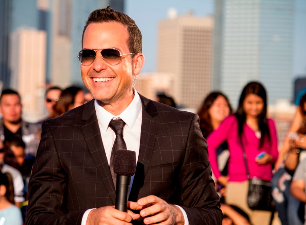 ¡Envíale una gran felicitación a Carlos Calderón!