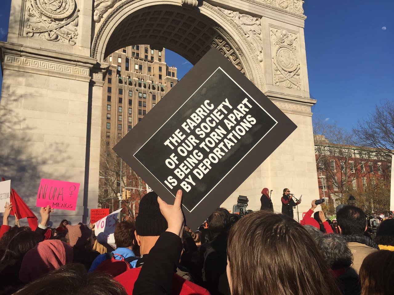 Convocada para las 4:00 pm, cientos participaron de la manifestación en el Washington Square Park que reclamó por los derechos reproductivos y de las mujeres, pero también por los de comunidades como los inmigrantes y los refugiados. Las expresiones en contra de las deportaciones no faltaron.