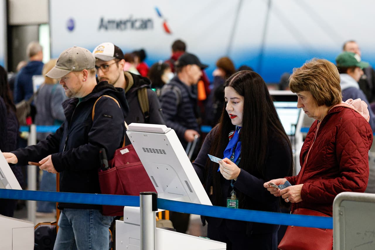 El Aeropuerto Internacional O'Hare luce más concurrido que nunca, las imagenes lo dice todo:
<b><a href="https://www.univision.com/local/chicago-wgbo/clima-thanksgiving-chicago-accion-de-gracias" target="_blank">el espíritu de Acción de Gracias</a></b> está en el aire… y también un tráfico de viajeros.
<br>
<br>Este año, las personas
<b>están desplazándose en números récord</b> para una de las celebraciones más tradicionales en Estados Unidos.