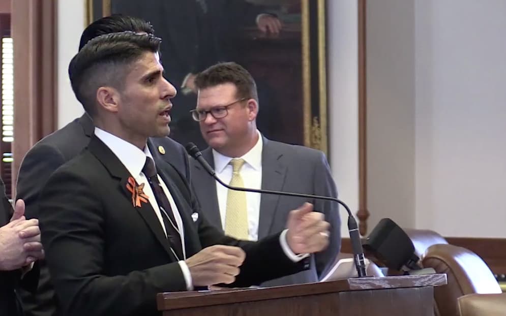 Eddie Lucio III: El representante estatal por el Distrito 38 habló en contra de la medida. “No se metan con nosotros, no vamos a tolerar los ataques a la comunidad hispana”, dijo en la sesión de este miércoles.