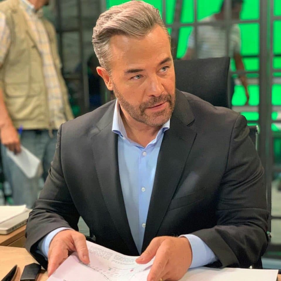 Después de estar inactivo en la televisión durante 2 años, Sergio Sendel regresó recientemente a 'Mi Fortuna es Amarte', en donde interpreta al antagonista Adrián Cantú Garza.