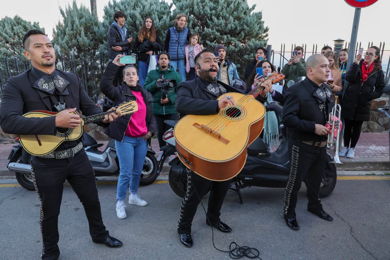 Incluso, 
<a href="https://www.univision.com/shows/despierta-america/mariachi-que-estuvo-en-la-casa-de-shakira-cuenta-los-detalles-de-la-fiesta-de-cumpleanos-de-la-cantante-video">hubo mariachis</a> que entonaron canciones como 'Cielito lindo', una canción clásica de la cultura mexicana.
<br>
