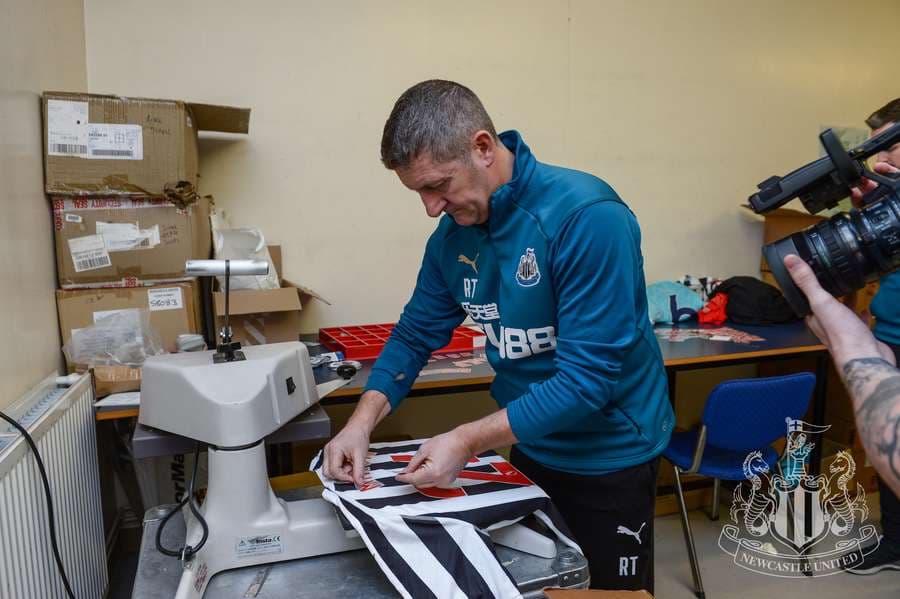 Preparando la camiseta de Miguel Almirón. (Foto cortesía de Newcastle United)