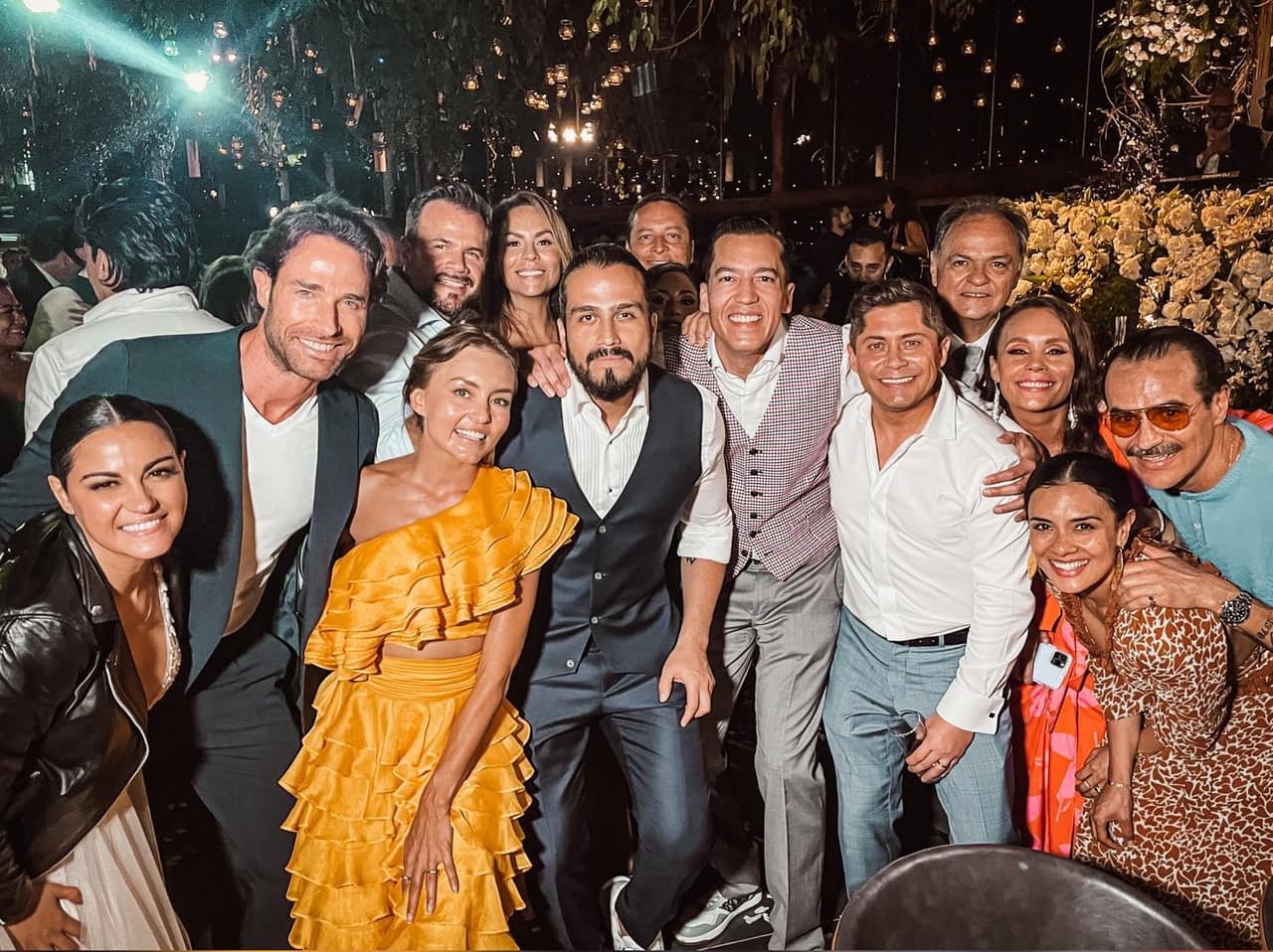 Por su parte, Tovar utilizó solamente dos trajes: uno negro y el otro azul marino. El primero lo portó el día que, al lado de Perroni, recibió la bendición, y el segundo para la boda civil y la fiesta posterior. 
<br>