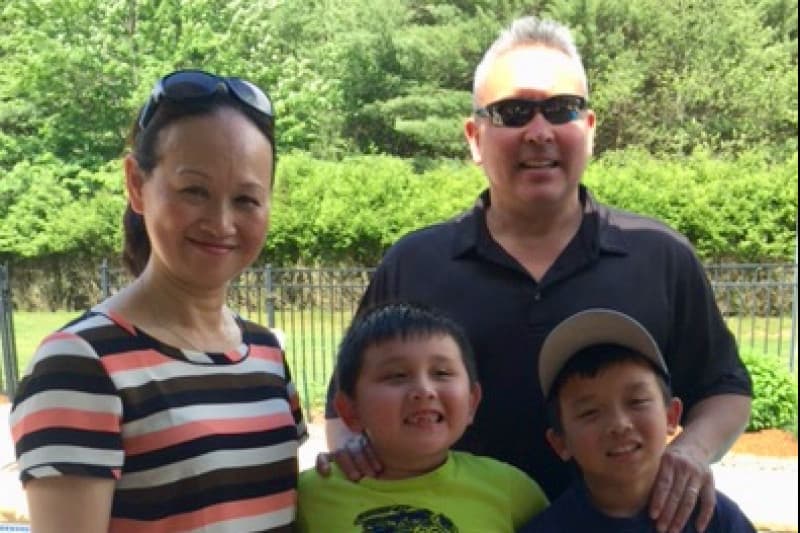 <b>Jenny Ching</b> murió el 5 de enero a causa de lo que parecía un simple resfriado. La mujer de Needham, Massachusetts, acudió al hospital cuando sus síntomas empeoraron y fue diagnosticada con gripe. Dos días después, la gripe se complicó con 
<b>neumonía y desarrolló una severa infección</b>. Tenía 51 años, era casada y dejó a dos hijos.