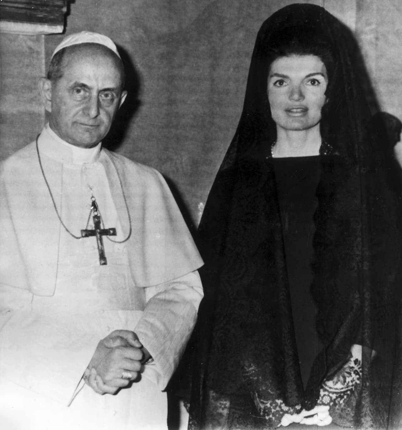 Jacqueline Kennedy junto al papa Pablo VI (Giovanni Battista Montini) en El Vaticano durante una reunión privada el 31 de enero de 1966.