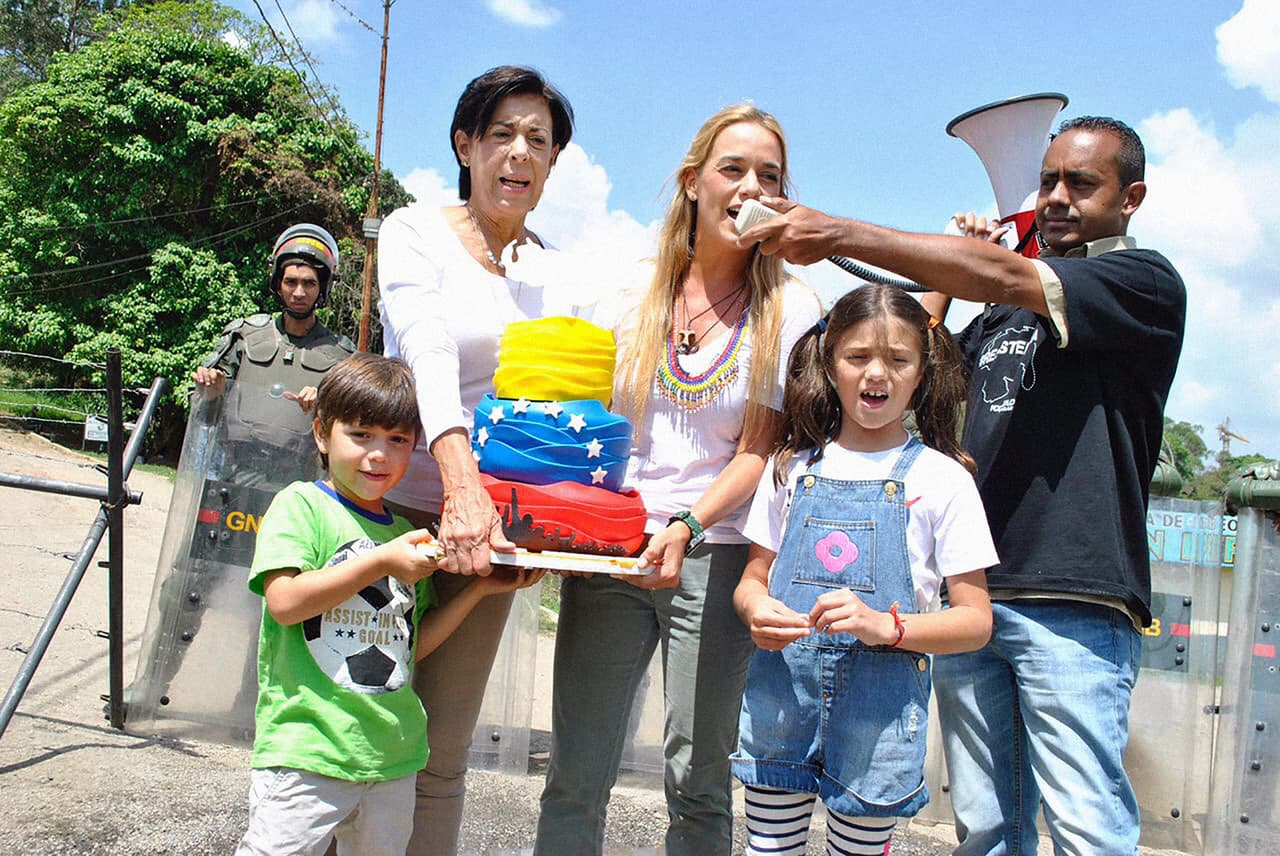 En agosto de 2016 un tribunal de apelaciones ratificó la condena de casi 14 años contra López. Sus abogados habían solicitado en junio que fuera reconsiderada. Su esposa, Lilian Tintori, y su madre Antonieta López denunciaron malos tratos en sus visitas a la cárcel que, además, eran suspendidas de manera inesperada. En la fotografía, la familia de López no pudo entrar a la visita el día de su cumpleaños.