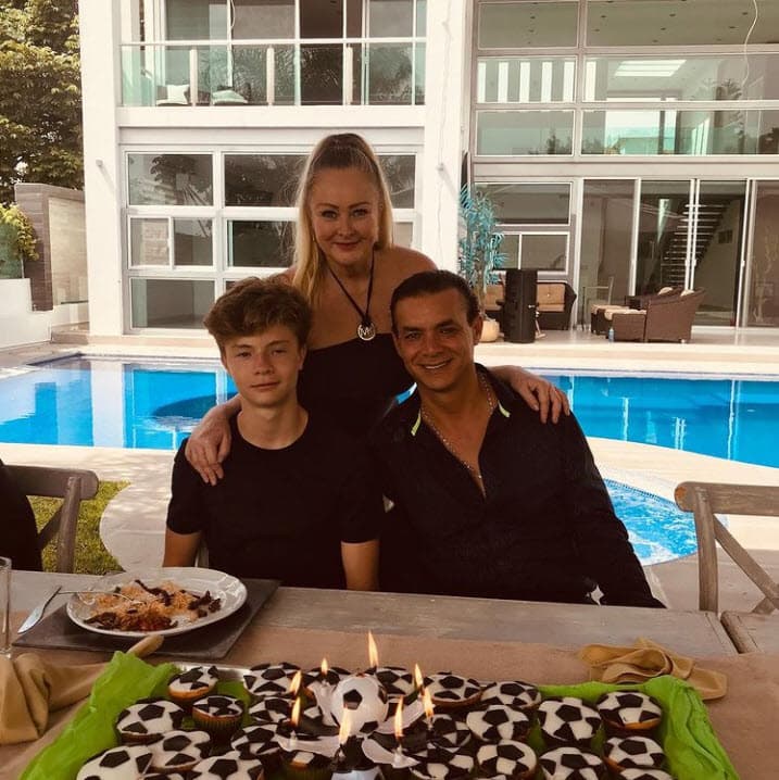 Sin embargo, desde el 2014 se encuentra alejada de la actuación, debido a que decidió 
<b>darle prioridad a su hijo Luis Miguel y a su salón de belleza</b>.
<br>