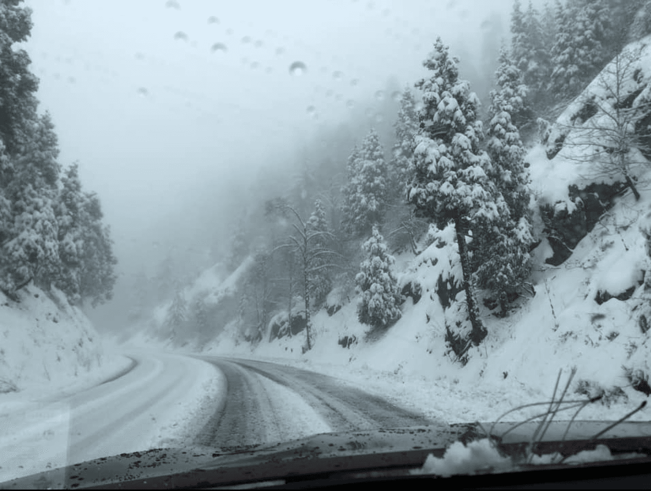 Las carreteras también se cubrieron de nieve y Vicente Hernández, seguidor de Facebook Los Ángeles, compartió una postal de su viaje por las montañas este martes.