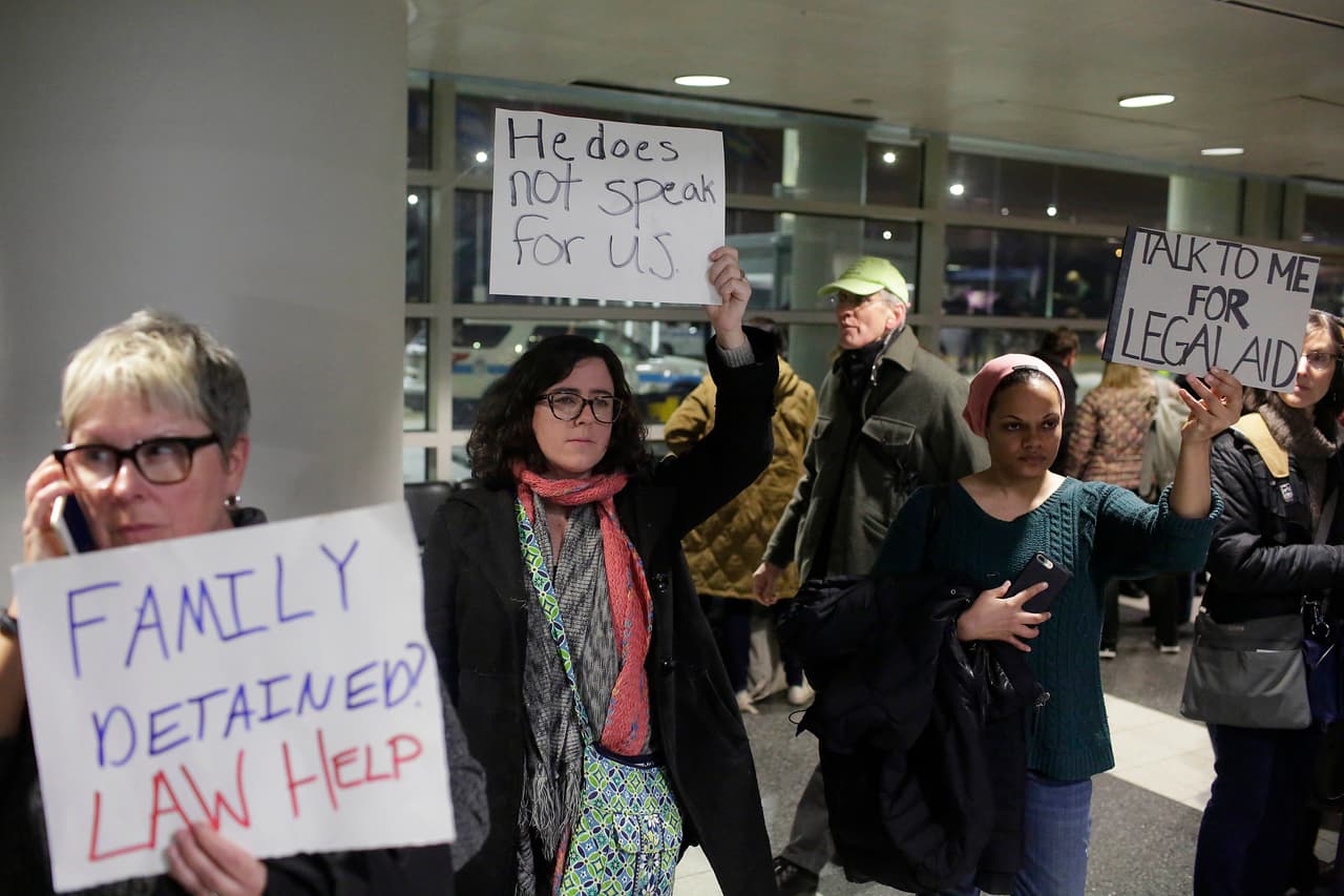 En las inmediaciones del aeropuerto O'Hare había abogados, que desde ayer y hoy domingo, están ofreciendo ayuda legal de manera gratuita a los afectados.