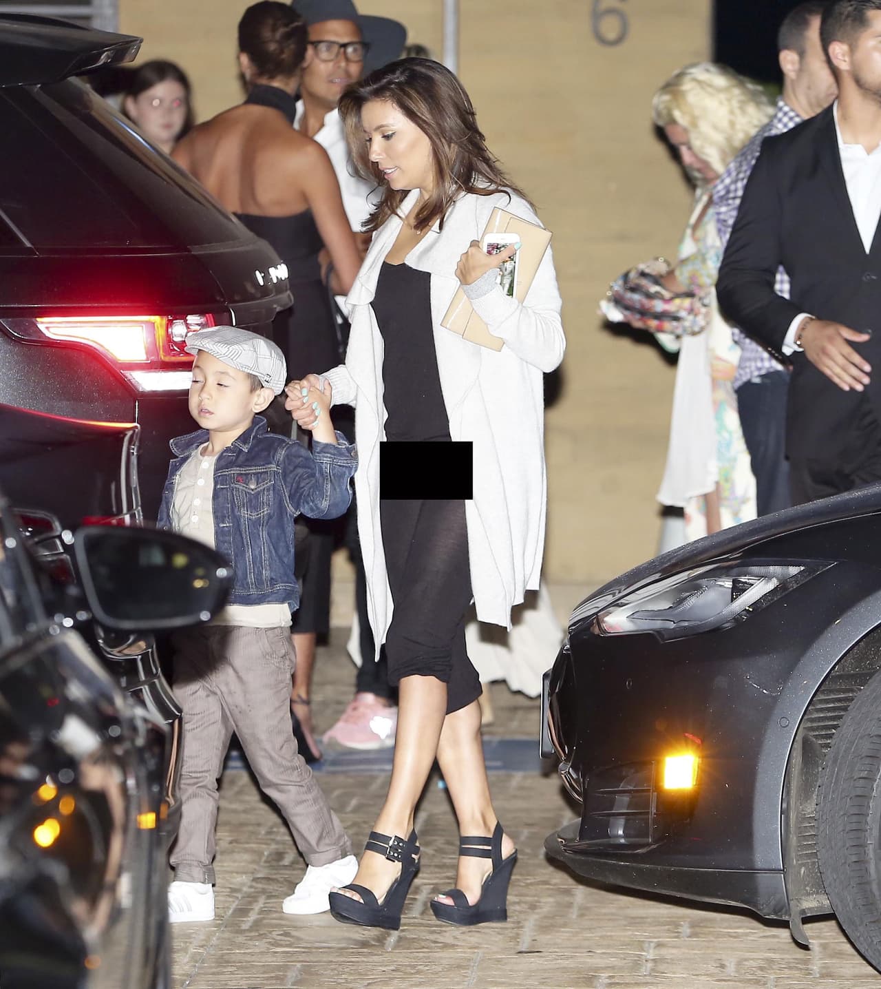 OMG! Se le transparentó la ropa íntima.