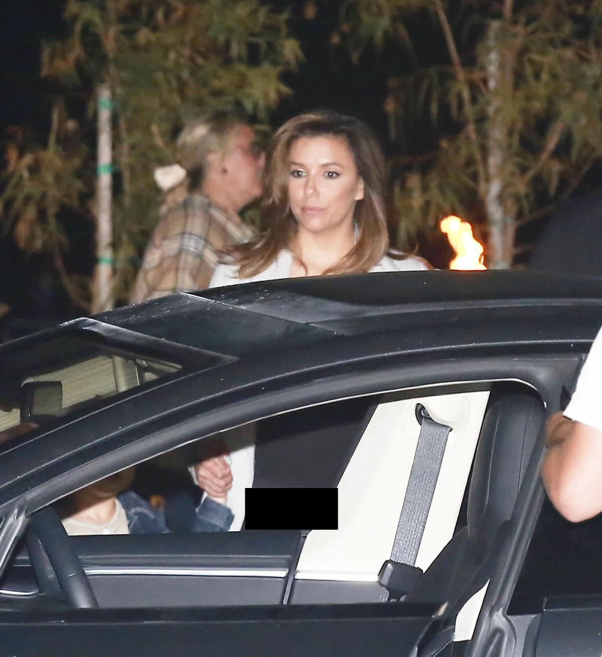 Mejor se escondió tras el automóvil.