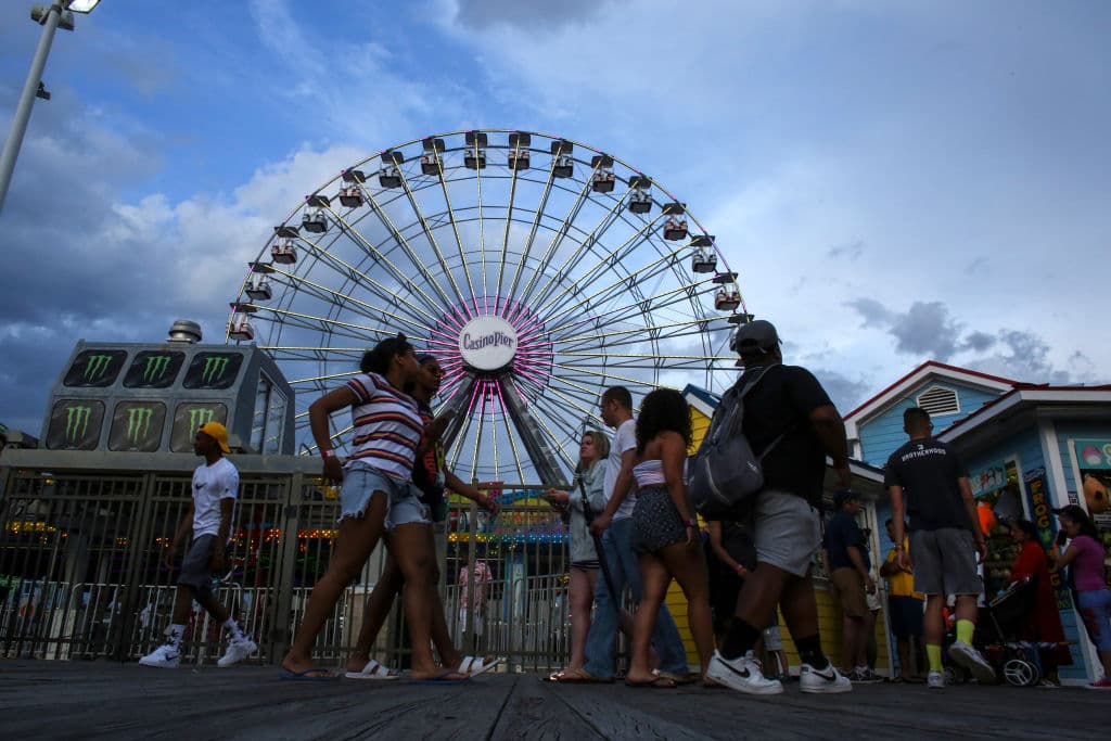 En 1968, el Congreso aprobó la Ley Uniforme que estableció la celebración de el Día de los Caídos el último lunes de mayo para crear un fin de semana de tres días para los empleados federales. El cambio entró en vigencia en 1971. En la imagen la gente disfruta de un paseo en un parque de diversiones en Seaside Heights, Nueva Jersey, el fin de semana de Memorial Day.