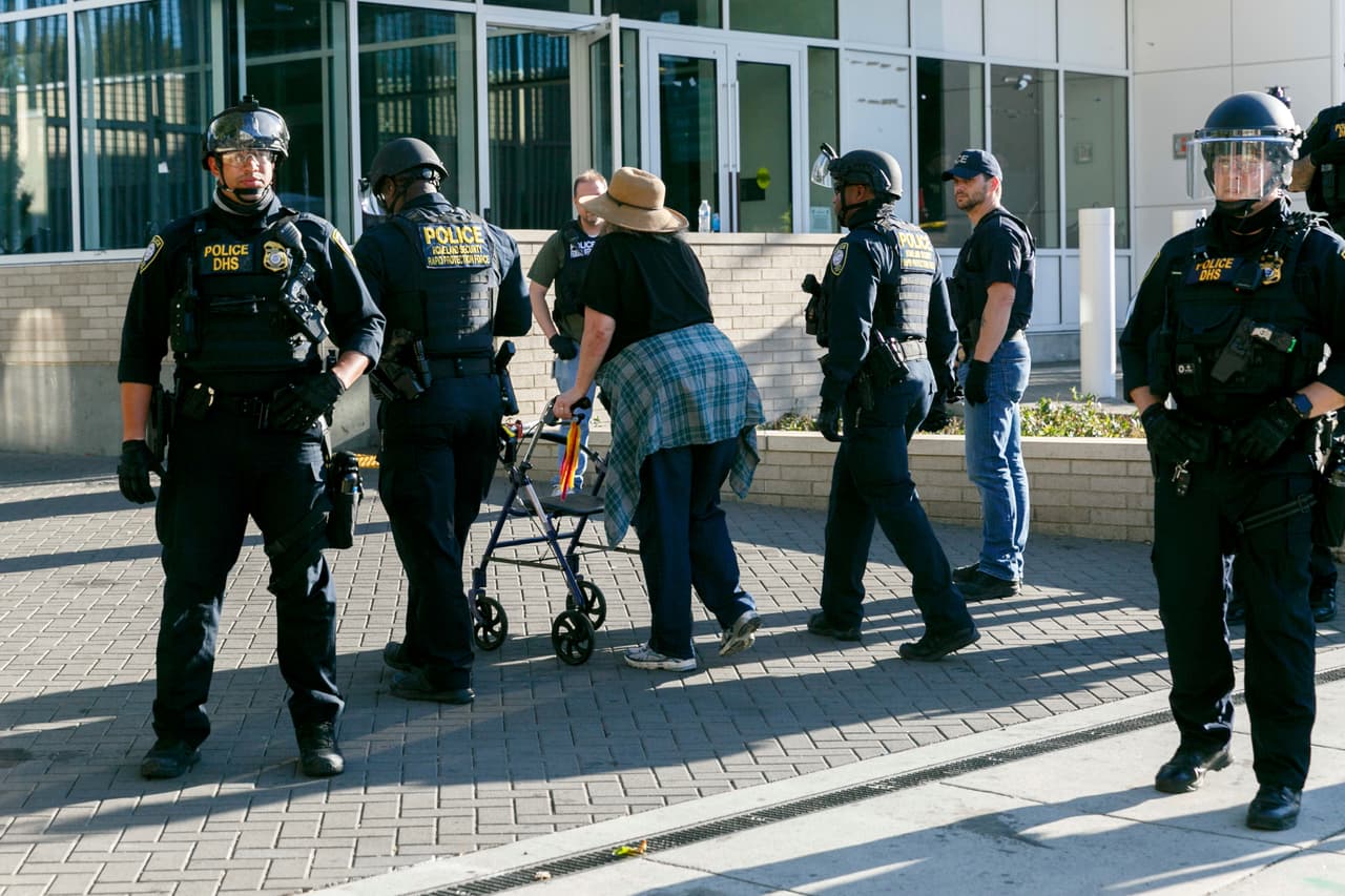 Aurora refuerza su posición contra las amenazas de deportaciones de ICE