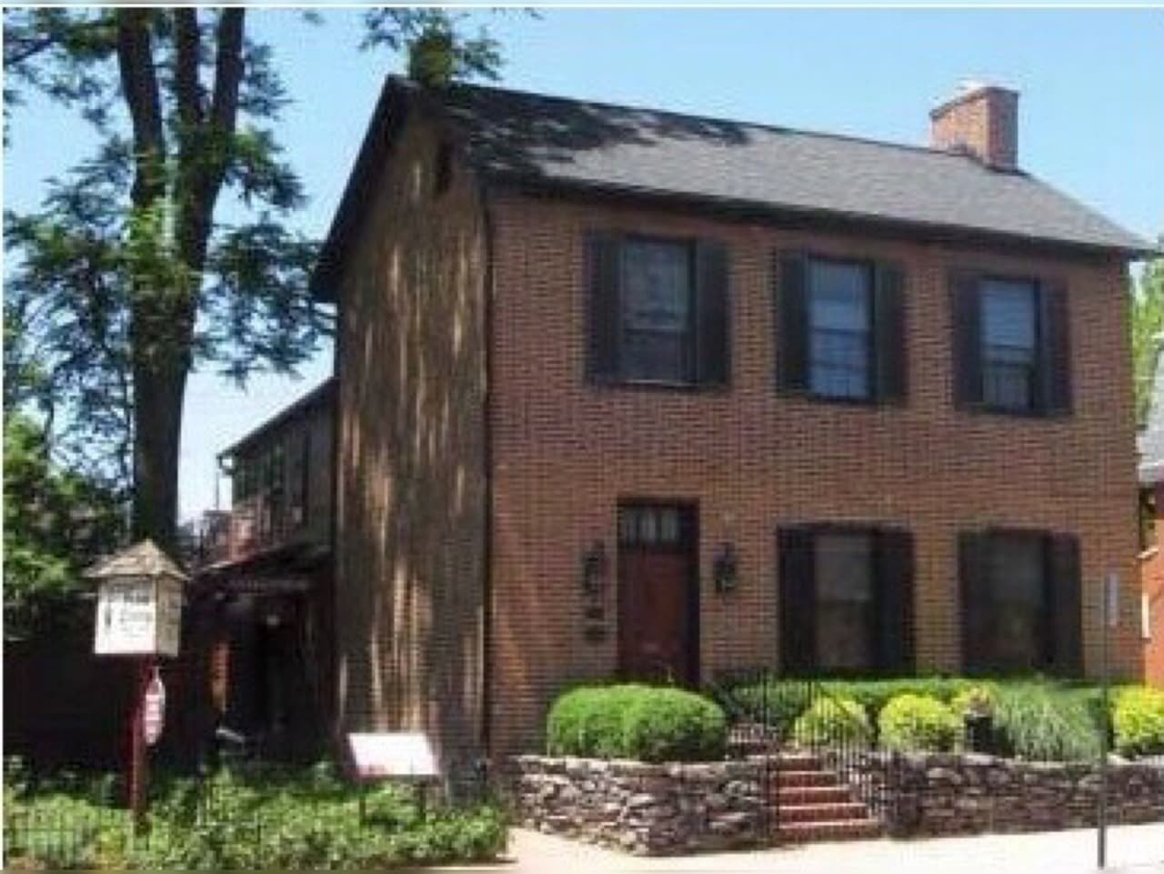 A menudo se dice que el espíritu de una mujer acompaña a quienes están tristes o sufren en la Farnsworth House, ubicada en Gettysburg, Pensilvania.
<br>
<br>Los visitantes incluso han dicho que la mujer se acuesta con ellos en la cama. Debido a que la casa está tan cerca del campo de batalla donde se peleó Gettysburg, se cree que los otros trece invitados que deambulan por el pasillo de la posada son todos soldados de la Unión y la Confederación.