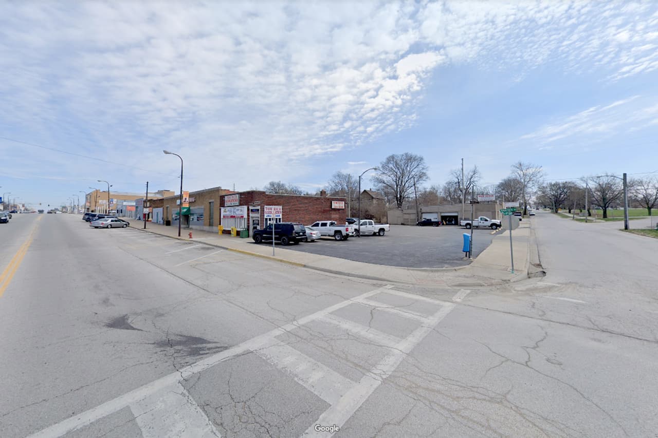 <b>Puesto 10. Kansas City, Kansas.</b> Vecindario delimitado entre las calles Norte 10, Norte 3 y Norte 4; las avenidas Ann y Minnesota; y el boulevard Washington. 
<br>
<br>
<b>Crímenes violentos previstos por año:</b> 187
<br>
<br>
<b>Tasa de delitos violentos prevista:</b> 204 delitos por cada 1,000 habitantes. Los residentes de esta área también tiene una tasa de desempleo superior al 92% y su promedio de edad es 30.7 años. Los algoritmos de la 
<a href="https://www.forbes.com/sites/laurabegleybloom/2021/01/28/the-10-most-dangerous-neighborhoods-in-america-its-not-where-you-think/?sh=17fbe93341fc"><u>aplicación</u></a> 
<a href="http://ec2-52-26-194-35.us-west-2.compute.amazonaws.com/x/d?c=9915380&l=c374a2c5-33d6-40b9-a48b-2d9ae8569db1&r=bb4bd07d-ffa2-4dc3-b0d8-d212a04f51c7"><u>Augurisk Now</u></a> analizan estas y otras variables socioeconómicas junto a las estadísticas de crímenes para determinar la seguridad de un vecindario.